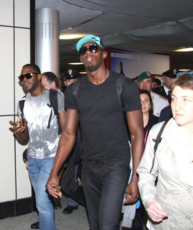  Il pluriolimpionico giamaicano Usain Bolt  sbarcato poco prima delle 12 all'aeroporto di Fiumicino con un volo da Londra. Berretto, T-shirt e pantaloni neri, occhiali scuri e zainetto in spalla, lo sprinter era scortato dai funzionari della polizia di frontiera e della guardia di finanza